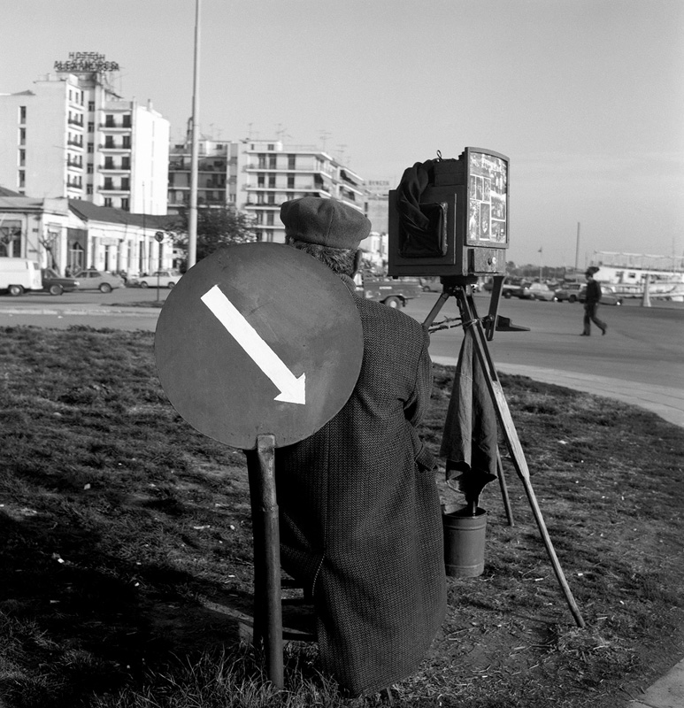 Dimitris Letsios, <em>Itinerant photographer on the waterfront in front of the passenger harbor entrance</em><br>© Dimitris Letsios Archive / Thessaloniki Museum of Photography