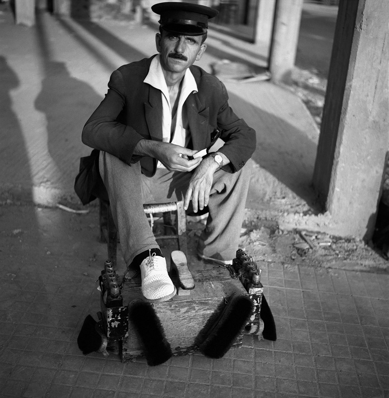 Dimitris Letsios, <em>A bootblack</em><br>© Dimitris Letsios Archive / Thessaloniki Museum of Photography